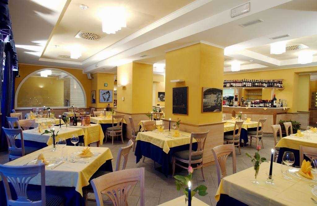 ホテル ベルニナ ティラーノ レストラン 写真